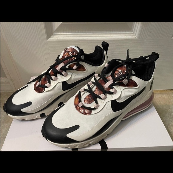 Womans Air Max 270 React - Picture 2 of 6